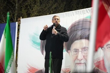 ایران اسلامی در اوج عزت و اقتدار ایستاده است