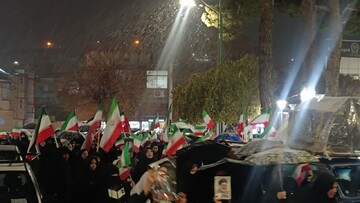 شکوه حضور مردم آشتیان در بیعت با رهبر معظم انقلاب زیر بارش رحمت الهی