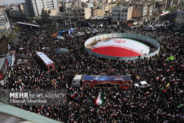 تقرير مصّور، جموع غفيرة تشيّع الأدميرال "تنغسيري" في طهران