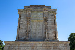 اینفوگرافیک؛ بازدید ۲۰ هزار گردشگر داخلی از آرامگاه فردوسی