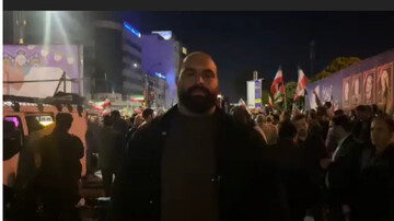 حضور قهرمان وزنه‌برداری جهان در راهپیمایی شبانه