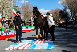رژه اسب‌سواران بروجنی در حمایت از نیروهای مسلح