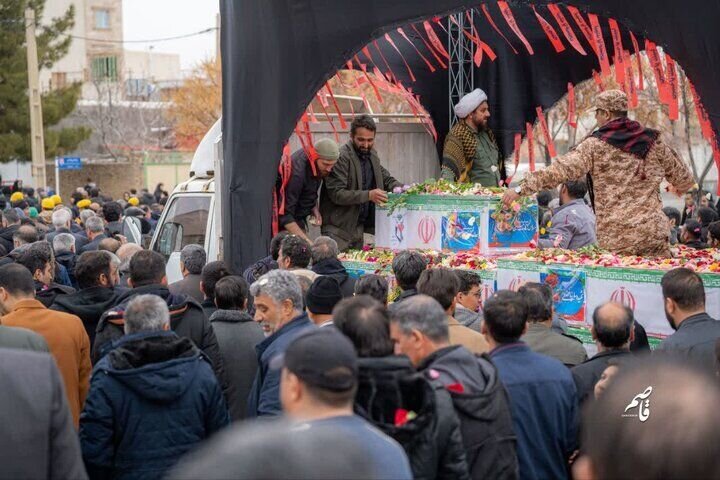 حضور باشکوه مردم محلات در بیعت با رهبر و  تشییع پیکر مطهر ۱۱ شهید وطن