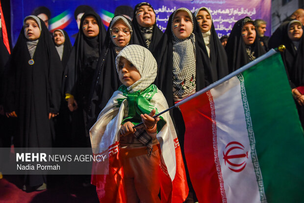 ایران تا پای جان میمانیم
