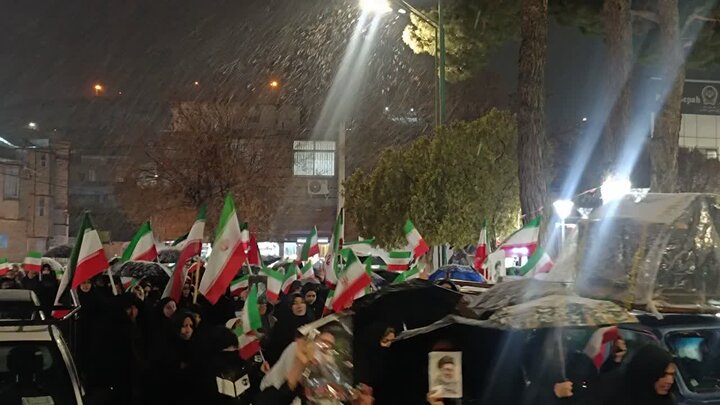 شکوه حضور مردم آشتیان در بیعت با رهبر معظم انقلاب زیر بارش رحمت الهی