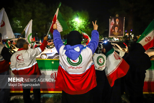سیل انسانی هلال احمر یزد در محکومیت حملات به مراکز درمانی
