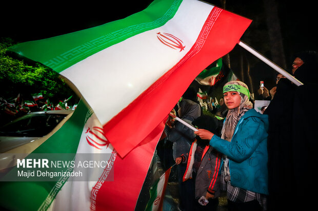 سیل انسانی هلال احمر یزد در محکومیت حملات به مراکز درمانی