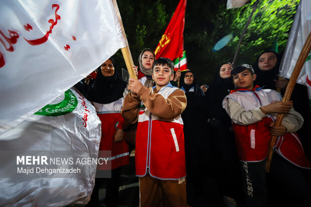 سیل انسانی هلال احمر یزد در محکومیت حملات به مراکز درمانی