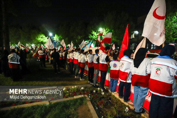سیل انسانی هلال احمر یزد در محکومیت حملات به مراکز درمانی