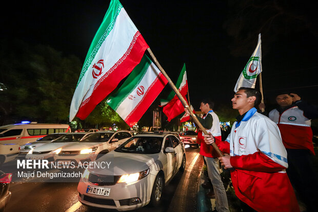سیل انسانی هلال احمر یزد در محکومیت حملات به مراکز درمانی