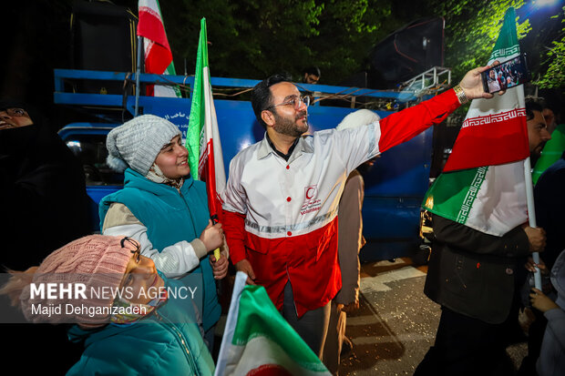 سیل انسانی هلال احمر یزد در محکومیت حملات به مراکز درمانی