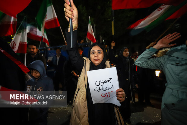 سیل انسانی هلال احمر یزد در محکومیت حملات به مراکز درمانی