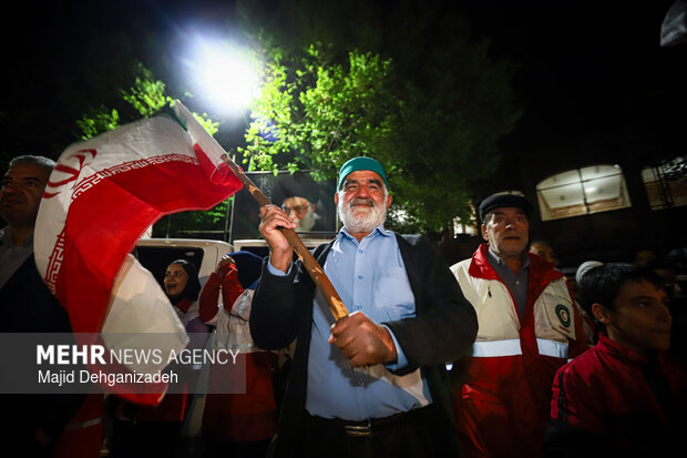 سیل انسانی هلال احمر یزد در محکومیت حملات به مراکز درمانی