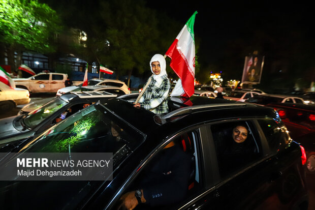 سیل انسانی هلال احمر یزد در محکومیت حملات به مراکز درمانی
