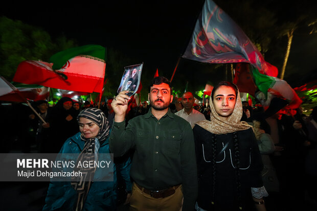 سیل انسانی هلال احمر یزد در محکومیت حملات به مراکز درمانی