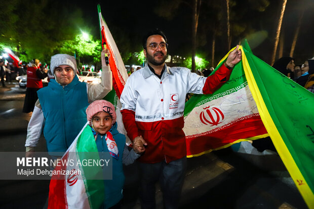 سیل انسانی هلال احمر یزد در محکومیت حملات به مراکز درمانی