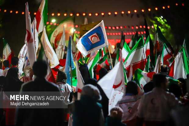 سیل انسانی هلال احمر یزد در محکومیت حملات به مراکز درمانی
