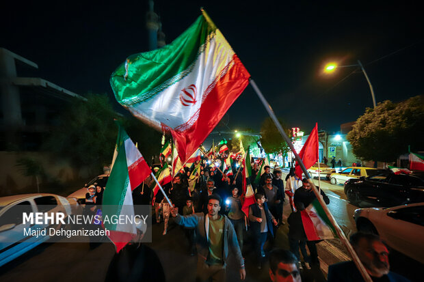 سیل انسانی هلال احمر یزد در محکومیت حملات به مراکز درمانی