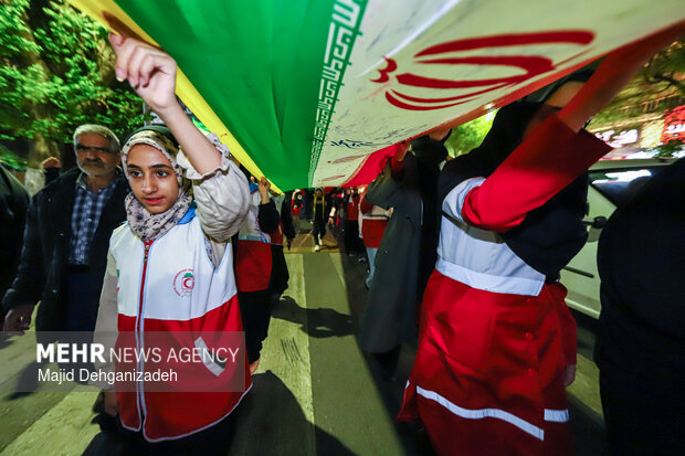 سیل انسانی هلال احمر یزد در محکومیت حملات به مراکز درمانی