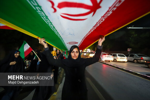 سیل انسانی هلال احمر یزد در محکومیت حملات به مراکز درمانی