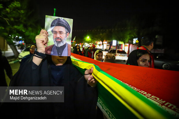 سیل انسانی هلال احمر یزد در محکومیت حملات به مراکز درمانی