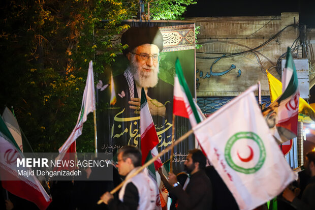 سیل انسانی هلال احمر یزد در محکومیت حملات به مراکز درمانی
