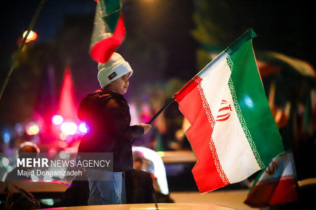 سیل انسانی هلال احمر یزد در محکومیت حملات به مراکز درمانی