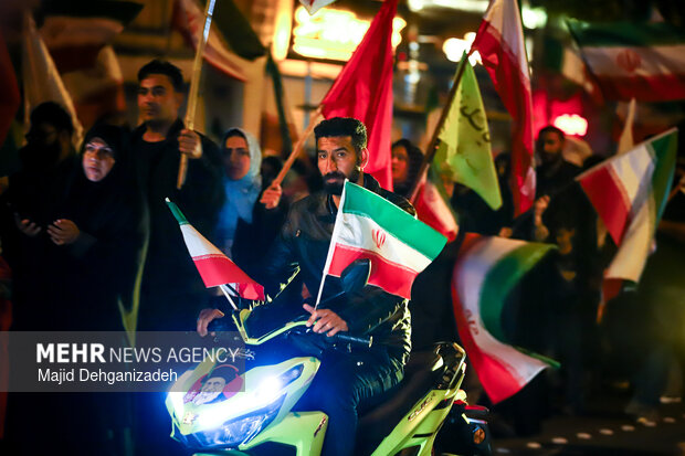 سیل انسانی هلال احمر یزد در محکومیت حملات به مراکز درمانی