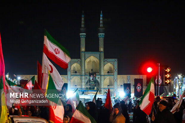 سیل انسانی هلال احمر یزد در محکومیت حملات به مراکز درمانی