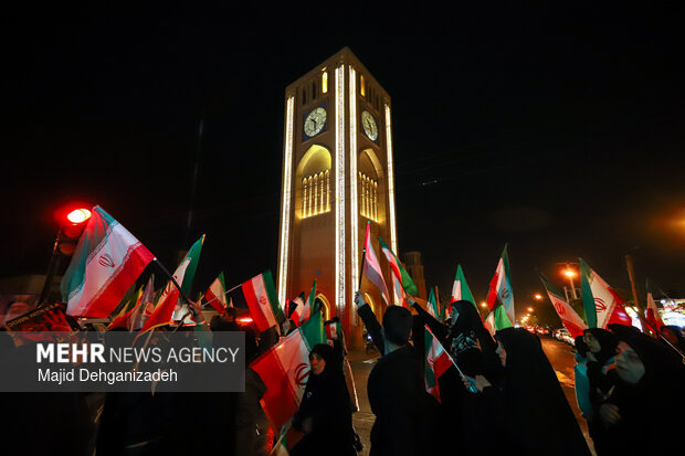 سیل انسانی هلال احمر یزد در محکومیت حملات به مراکز درمانی