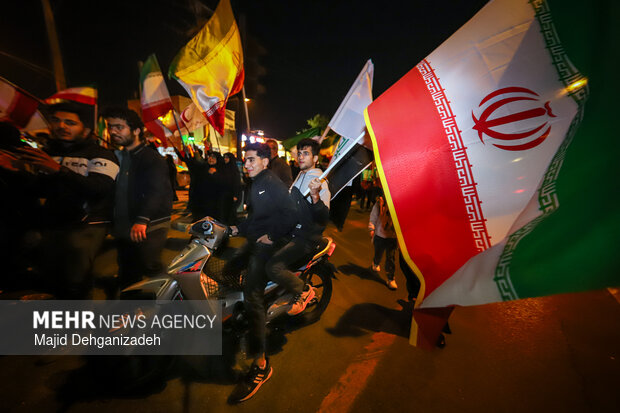 سیل انسانی هلال احمر یزد در محکومیت حملات به مراکز درمانی