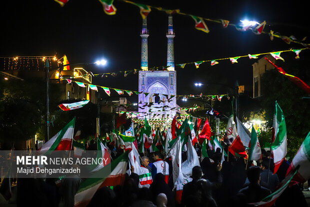 سیل انسانی هلال احمر یزد در محکومیت حملات به مراکز درمانی