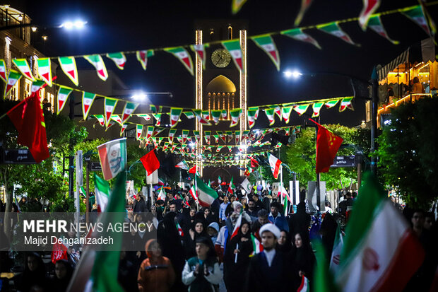 سیل انسانی هلال احمر یزد در محکومیت حملات به مراکز درمانی