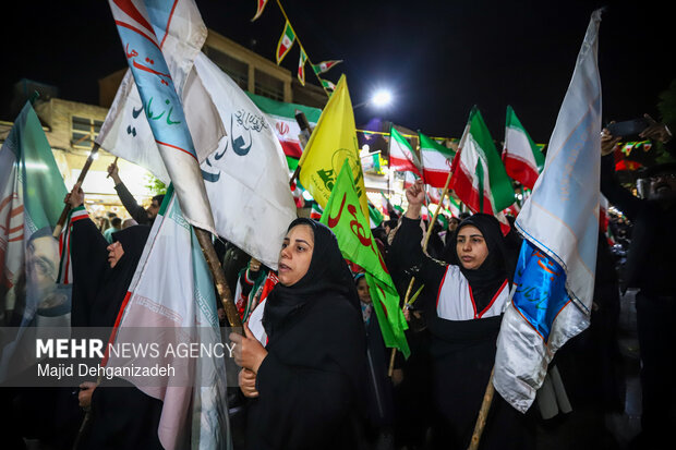 سیل انسانی هلال احمر یزد در محکومیت حملات به مراکز درمانی