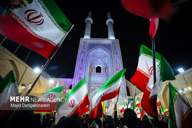 سیل انسانی هلال احمر یزد در محکومیت حملات به مراکز درمانی