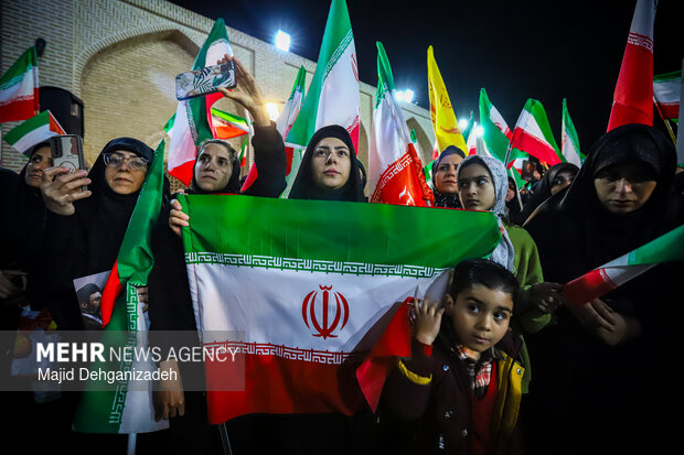 سیل انسانی هلال احمر یزد در محکومیت حملات به مراکز درمانی