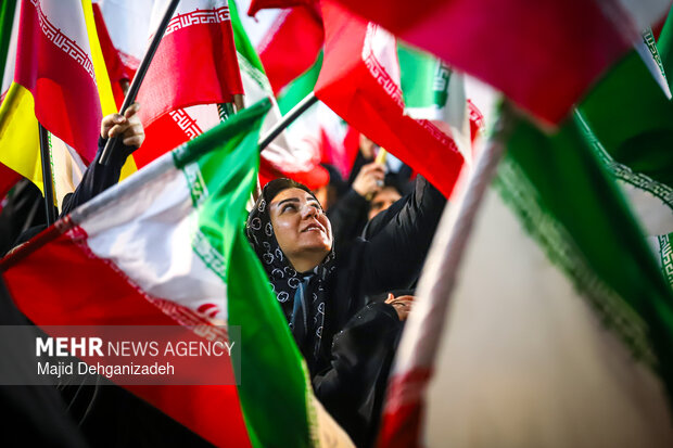 سیل انسانی هلال احمر یزد در محکومیت حملات به مراکز درمانی