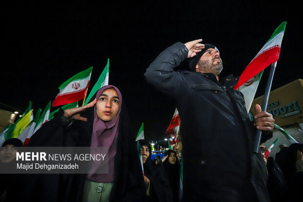 سیل انسانی هلال احمر یزد در محکومیت حملات به مراکز درمانی