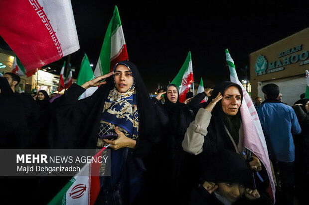 سیل انسانی هلال احمر یزد در محکومیت حملات به مراکز درمانی
