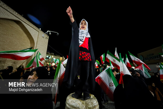 سیل انسانی هلال احمر یزد در محکومیت حملات به مراکز درمانی