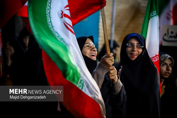 سیل انسانی هلال احمر یزد در محکومیت حملات به مراکز درمانی