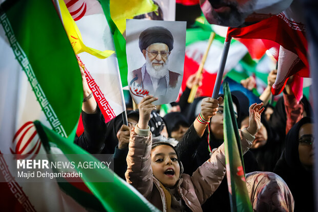 مردم تا پای جان فدای ایران؛ بهابادی‌ها میدان را ترک نمی‌کنند
