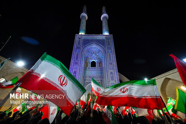 سیل انسانی هلال احمر یزد در محکومیت حملات به مراکز درمانی