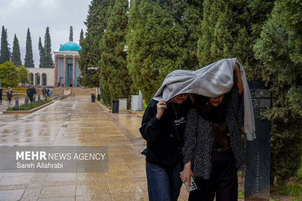 حافظیه و سعدیه در روز بارانی