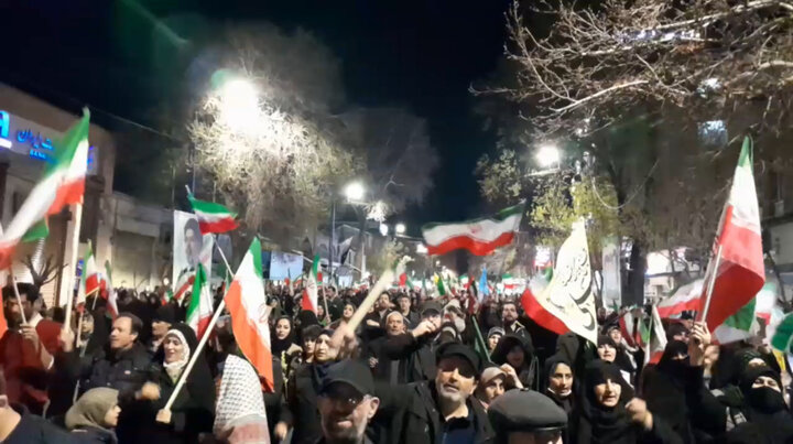 میدانداری حماسی شبانه مردم ارومیه در بیعت با رهبری و انقلاب