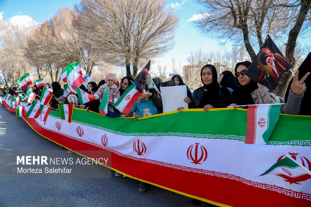 رژه اسب‌سواران بروجنی در حمایت از نیروهای مسلح