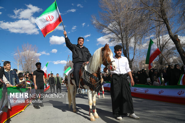 رژه اسب‌سواران بروجنی در حمایت از نیروهای مسلح