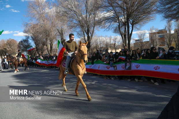 رژه اسب‌سواران بروجنی در حمایت از نیروهای مسلح