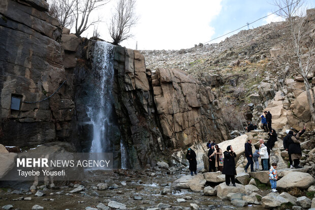 بازدید مسافران نوروزی از گنجنامه همدان