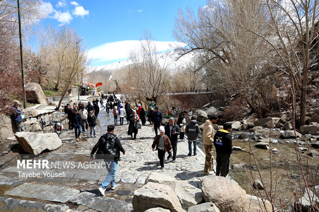 بازدید مسافران نوروزی از گنجنامه همدان